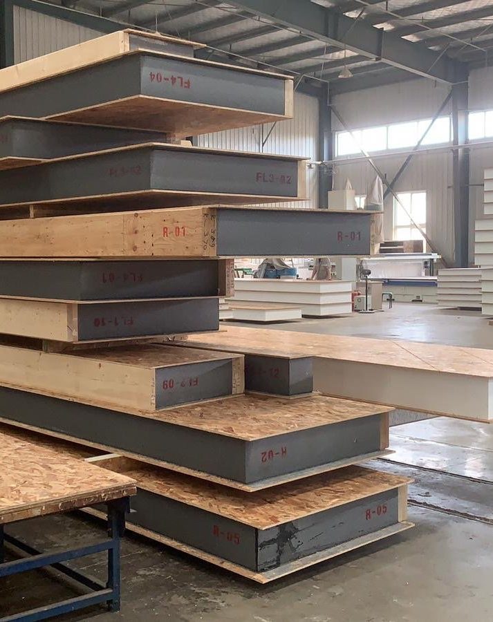 Découvrez les panneaux structuraux isolés SIP : simple et rapide, il permet d'assembler en une seule opération, les fondations, le soubassement et le plancher sur tout type de terrain. Construisez votre maison SIP avec nos panneaux SIP performants, garantissant isolation, confort et efficacité énergétique toute l'année. Spécialiste des maisons bois livrées en Kit Auto-construction ou montées en hors d’eau, hors d’air.