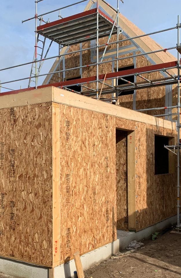 Fort de son expertise, l'entreprise met un point d'honneur à offrir des habitats durables et écologiques, alliant esthétique et performance thermique. Green House réalise des projets sur mesure qui répondent aux besoins spécifiques de chaque client, tout en respectant les normes de construction en bois les plus strictes. Construction Green House - Constructeur éco-responsable au meilleur rapport qualité/prix en Ile de France